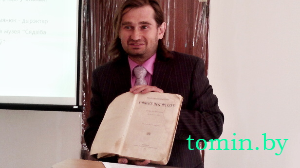 Сергей Семенюк с книгой «Исторические путешествия» Немцевича (фото) Сергей Семенюк с книгой «Исторические путешествия» Немцевича (фото)