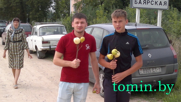 Яблочный Спас: уникальная белорусская традиция в Теребуньской Спасо-Преображенской церкви. Фото Тамары ТИБОРОВСКОЙ Яблочный Спас: уникальная белорусская традиция в Теребуньской Спасо-Преображенской церкви. Фото Тамары ТИБОРОВСКОЙ