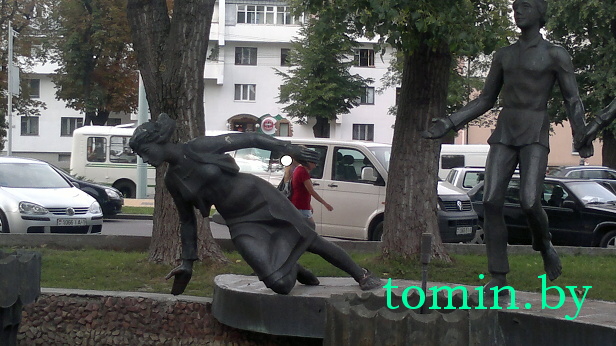 Оригинальный фонтан у брестского «Интуриста» лишился девушки - фото Оригинальный фонтан у брестского «Интуриста» лишился девушки - фото