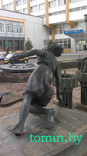 Оригинальный фонтан у брестского «Интуриста» лишился девушки - фото Оригинальный фонтан у брестского «Интуриста» лишился девушки - фото