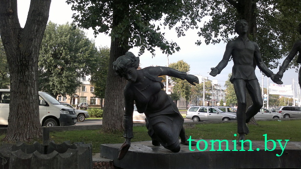 Оригинальный фонтан у брестского «Интуриста» лишился девушки - фото Оригинальный фонтан у брестского «Интуриста» лишился девушки - фото