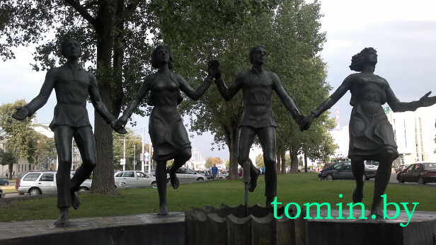 Оригинальный фонтан у брестского «Интуриста» лишился девушки - фото Оригинальный фонтан у брестского «Интуриста» лишился девушки - фото