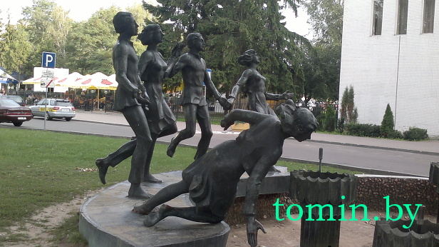 Оригинальный фонтан у брестского «Интуриста» лишился девушки - фото Оригинальный фонтан у брестского «Интуриста» лишился девушки - фото