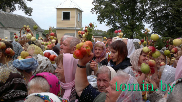 Спасо-Преображенская церковь в деревне Теребунь Брестского района. Яблочный Спас. Фото Тамары ТИБОРОВСКОЙ Спасо-Преображенская церковь в деревне Теребунь Брестского района. Яблочный Спас. Фото Тамары ТИБОРОВСКОЙ