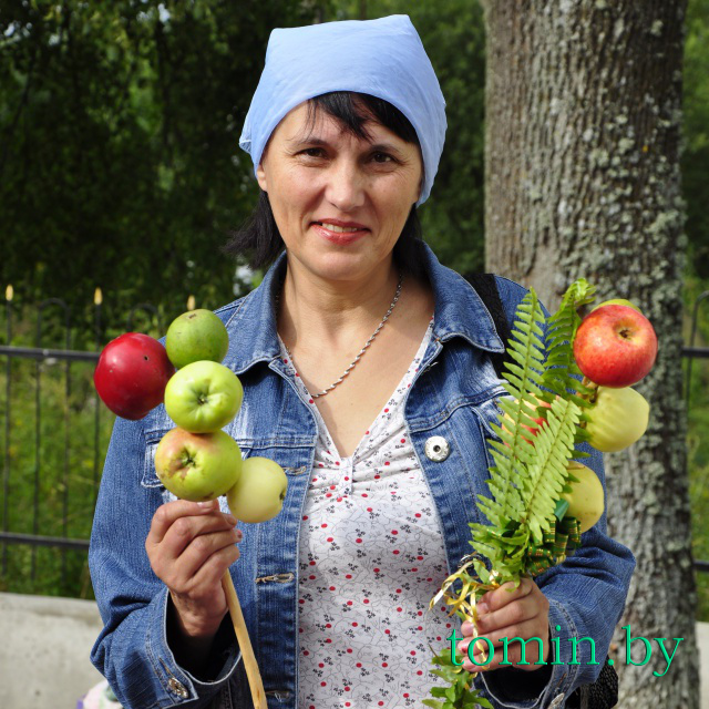 Спасо-Преображенская церковь в д.Теребунь Брестского района. Яблочный Спас. Снимок на память Спасо-Преображенская церковь в д.Теребунь Брестского района. Яблочный Спас. Снимок на память