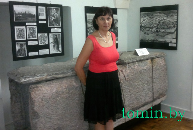 Музей Белорусского Полесья. Автор у туровского саркофага. Музей Белорусского Полесья. Автор у туровского саркофага.