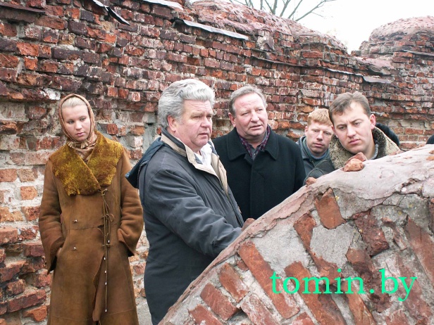 Александр Заволокин ( в центре справа) и Вениамин Василенко в Брестской крепости. 2006 год.