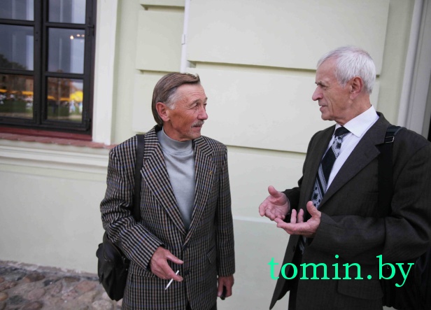 Брестский поэт Микола Прокопович и сибирский поэт Петр Панасюк на празднике «Ружанская брама». 15 сентября 2012 года. Ружаны.