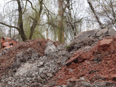 У Брестской крепости раскопали котлован с железной рудой - фото