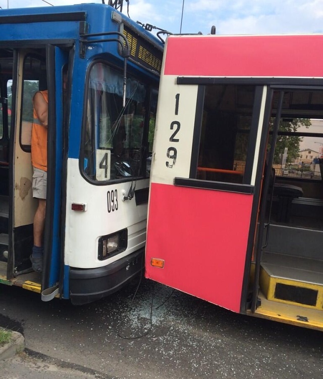 В Бресте столкнулись два троллейбуса: 4 человека доставлены в больницу - фото