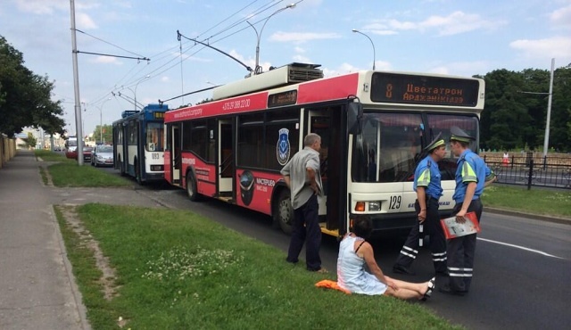 В Бресте столкнулись два троллейбуса: 4 человека доставлены в больницу - фото