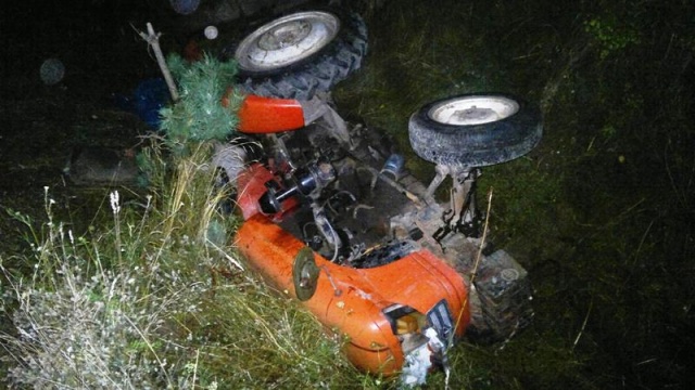 На жительницу Житомирской области опрокинулся трактор - фото