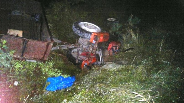 На жительницу Житомирской области опрокинулся трактор - фото