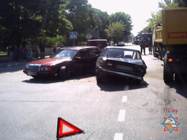 В Кобринском районе столкнулись ВАЗ и «Мерседес». Двоих пострадавших деблокировали спасатели - фото