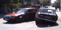 В Кобринском районе столкнулись ВАЗ и «Мерседес». Двоих пострадавших деблокировали спасатели - фото