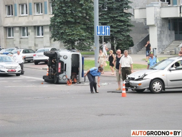 В Гродно опрокинулся милицейский УАЗ - фото