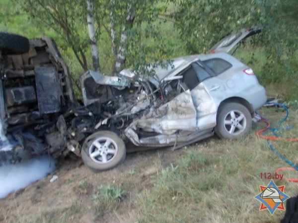 В Вилейском районе после столкновения с лесовозом погибла водитель легкового «Хёнде», ее пассажир – в больнице - фото