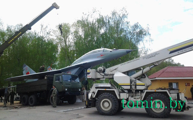 Барановичи. Памятный знак «Самолет «МиГ-29 учебно-боевой» - фото