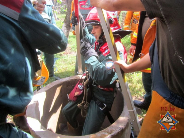 Жительница Гродненской области упала в 12-метровый колодец, пытаясь достать ведро с водой - фото