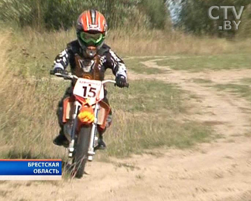 Пятилетний мотогонщик из Кобрина получил свой первый профессиональный контракт - фото