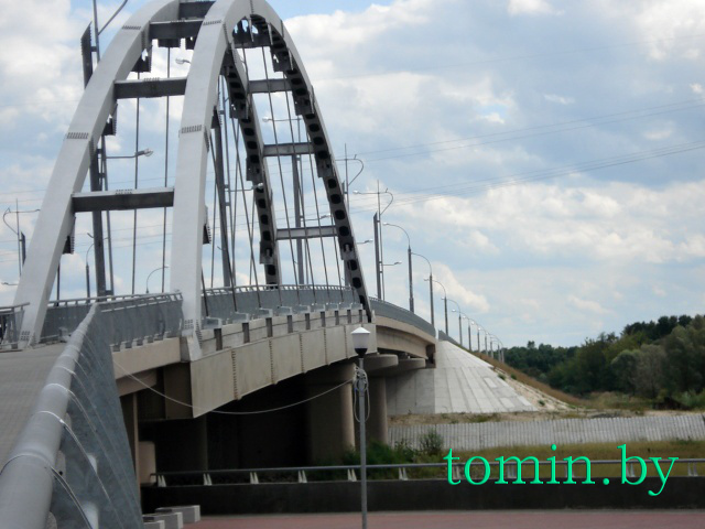 Берестейский мост в Бресте построен год назад, но насыпь до сих пор не укреплена. Фото Тамары ТИБОРОВСКОЙ.