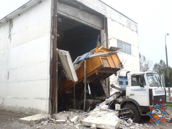 В Бресте грузовой МАЗ обрушил стену автомойки - фото