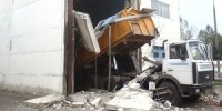 В Бресте грузовой МАЗ обрушил стену автомойки - фото