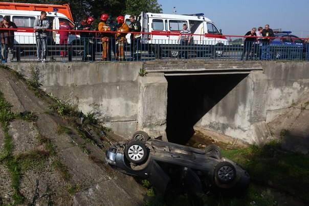 В Гродно «Ауди» врезалась в бетонное ограждение и опрокинулась: спасатели доставали пятерых человек - фото