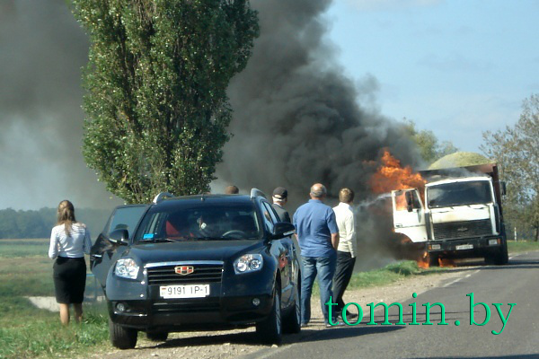 В Столинском районе на трассе Р6 горел грузовой МАЗ СПК "Федорский". Фото Тамары ТИБОРОВСКОЙ