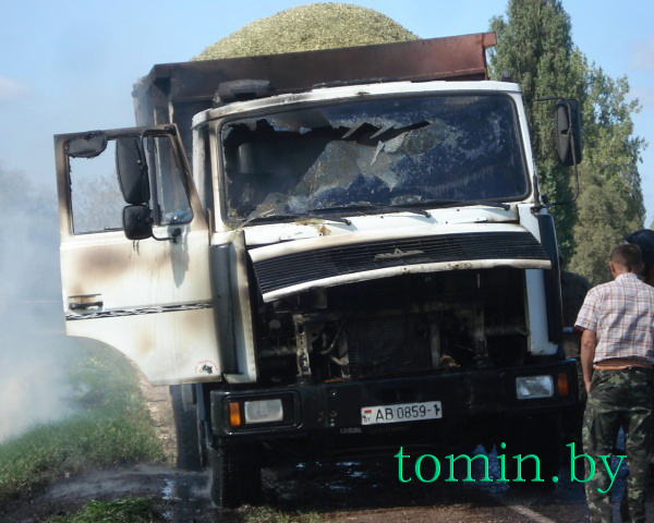 В Столинском районе на трассе Р6 горел грузовой МАЗ СПК "Федорский". Фото Тамары ТИБОРОВСКОЙ