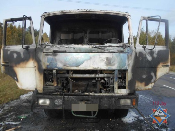 В Калинковичском районе возле АЗС горел самосвал МАЗ - фото