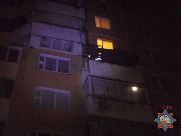 В Минске ночью спасли девушку, висевшую на простынях на уровне 6 этажа - фото