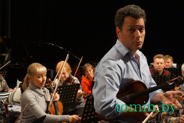 Скрипач Тигран Майтесян снова играет в Бресте. Фото Тамары ТИБОРОВСКОЙ.