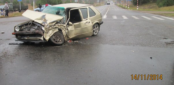 В Дятловском районе «Фольксваген» врезался в трактор: водитель легковушки попал в больницу - фото