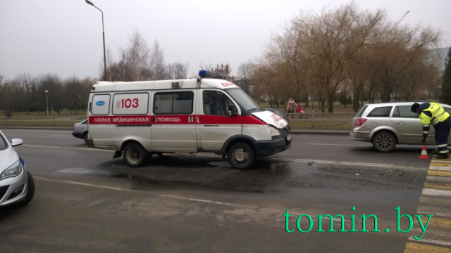 В Бресте на Ленинградской скорая врезалась в учебный автомобиль - фото