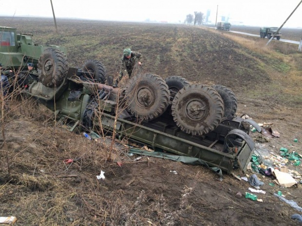 В Донецкой области в ДТП погибли 13 и ранены 17 украинских военнослужащих - фото