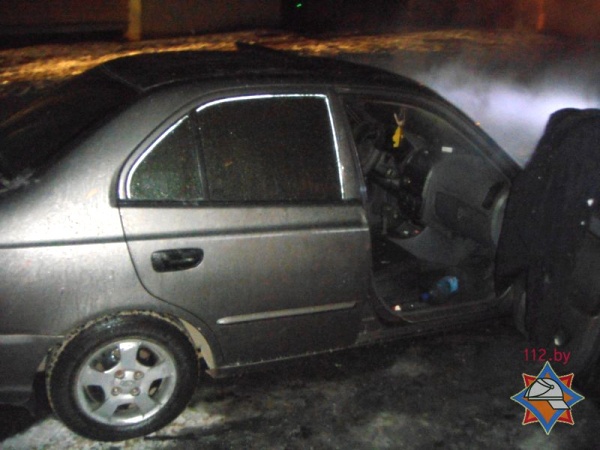 В Минске на стоянке горел автомобиль, в котором был пьяный мужчина - фото
