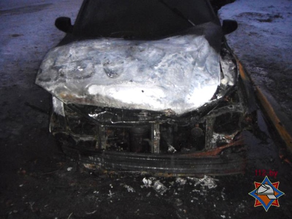 В Минске на стоянке горел автомобиль, в котором был пьяный мужчина - фото
