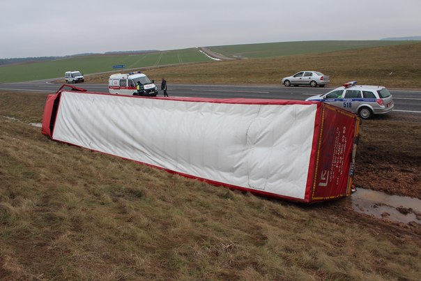 На автотрассе Брузги-Минск опрокинулась 12-тонная фура с грузом - фото
