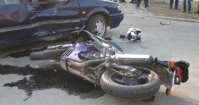 В Пинской больнице после ДТП умер мотоциклист: его «Судзуки» попал под «Фольксваген» - фото