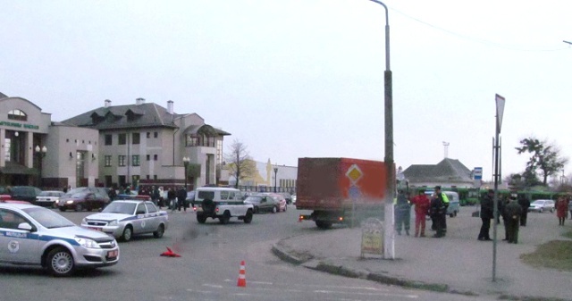 В Пинске под колесами грузовика «Ивеко» погибла женщина - фото