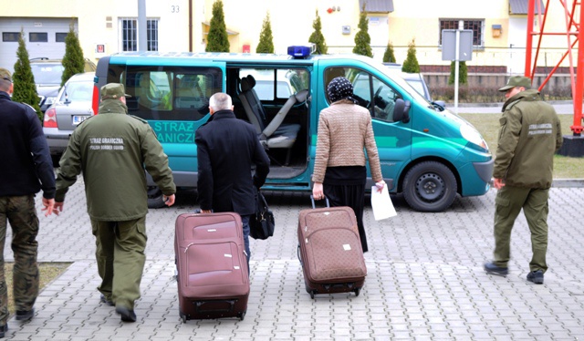 Гражданин Франции пытался в чемодане ввезти в Польшу жену-россиянку: супруги задержаны в Тересполе - фото
