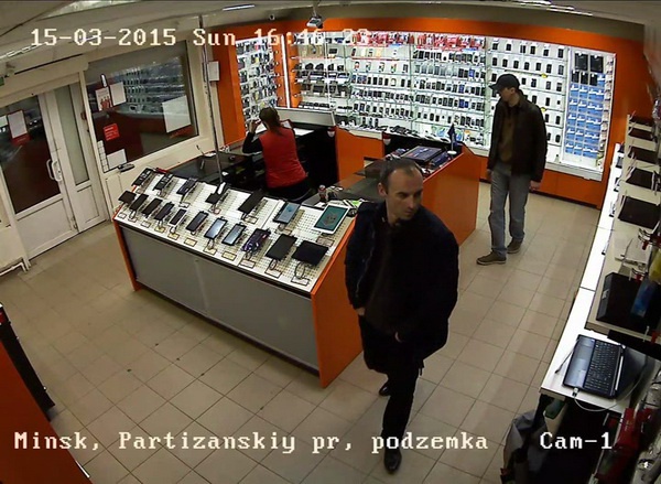 Минская милиция ищет двух парней за кражу ноутбука из салона связи - фото