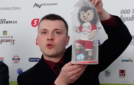 В Пинске представлен «Вожык» - официальный талисман чемпионата мира по футзалу 2015 года - фото