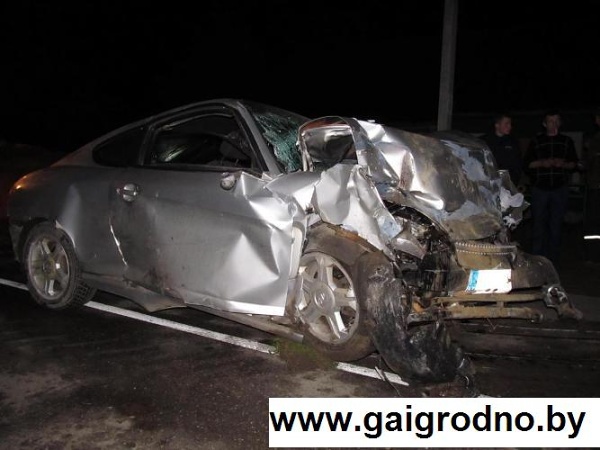 В Островецком районе автомобиль на скорости 140 км/ч врезался в жилой дом - фото