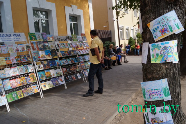 В Бресте впервые прошел детский флеш-моб «Я иду в библиотеку!» - фото В Бресте впервые прошел детский флеш-моб «Я иду в библиотеку!» - фото