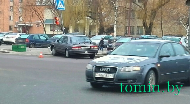В Бресте на перекрестке Суворова и Ясеневой «Мазда» сбила светофор - фото 