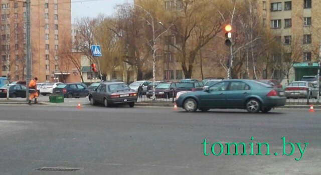 В Бресте на перекрестке Суворова и Ясеневой «Мазда» сбила светофор - фото 