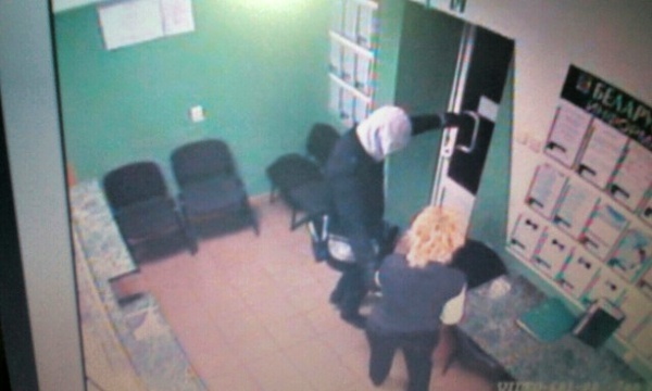 В Молодечненском районе неизвестный ограбил отделение Беларусбанка: возбуждено уголовное дело - фото
