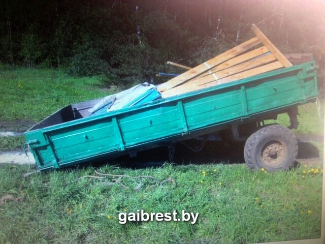 В Ивацевичском районе от трактора отсоединился и опрокинулся прицеп: пострадали ехавшие в нем доярки - фото